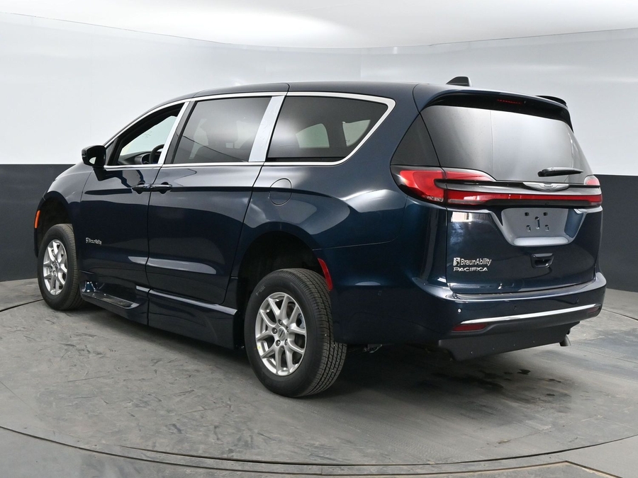 New 2026 Chrysler Pacifica Select Sport - BraunAbility Side Entry Entry In Floor Automatic Ramp