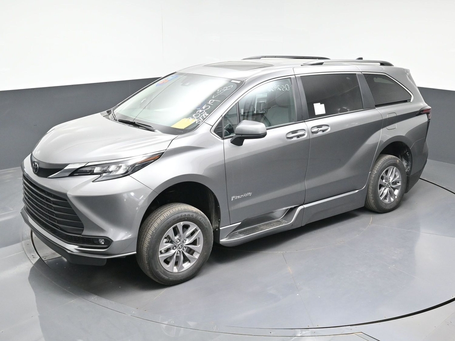 New 2026 Toyota Sienna Hybrid XLE Base - BraunAbility Side Entry In Floor Automatic Ramp