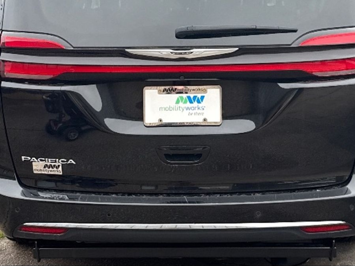 Black Chrysler Pacifica image number 16