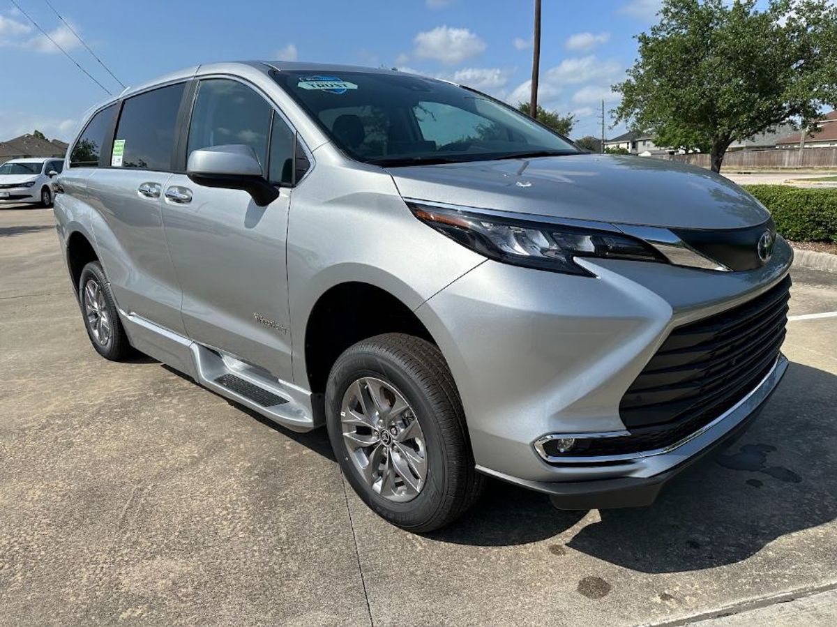 Silver Toyota Sienna image number 2