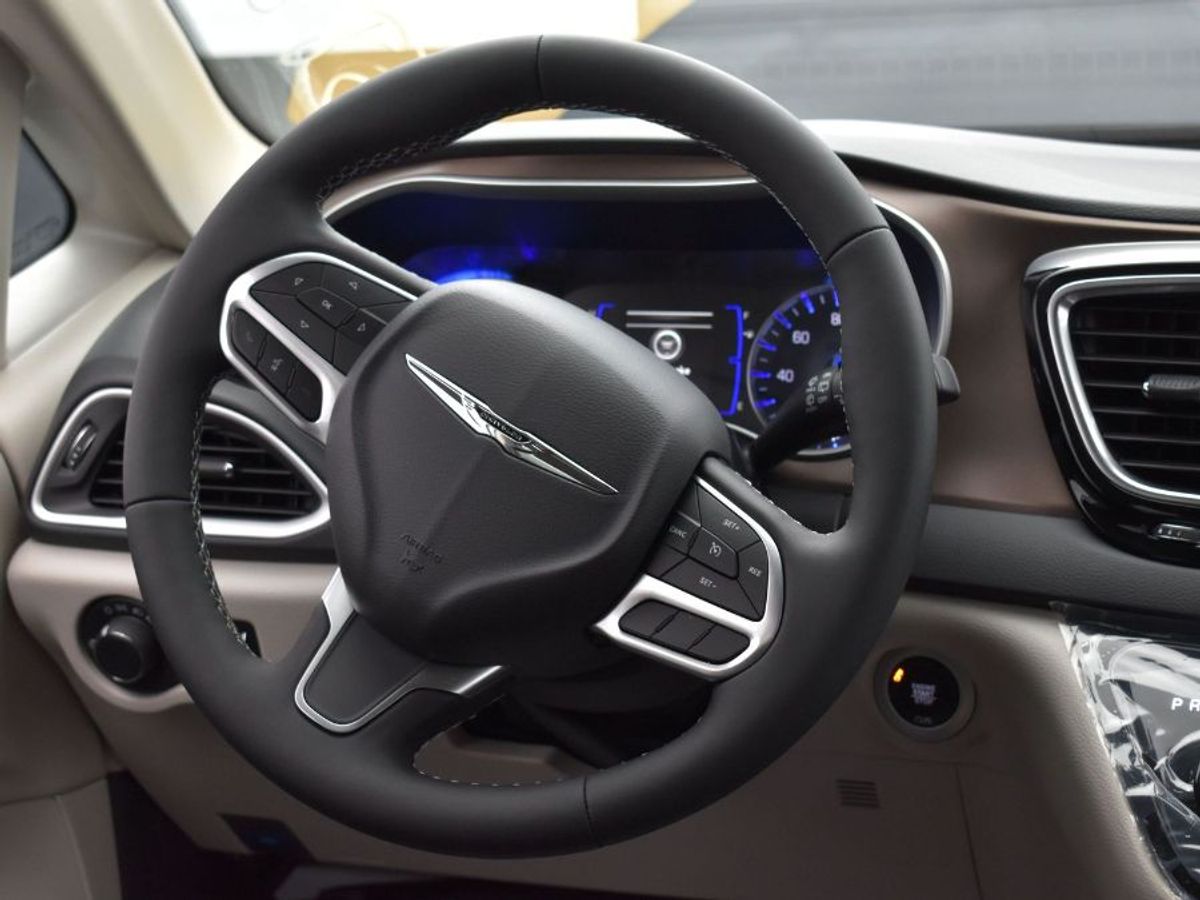 White Chrysler Voyager image number 4