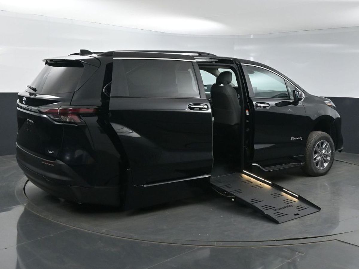 2025 TOYOTA SIENNA - Image 8