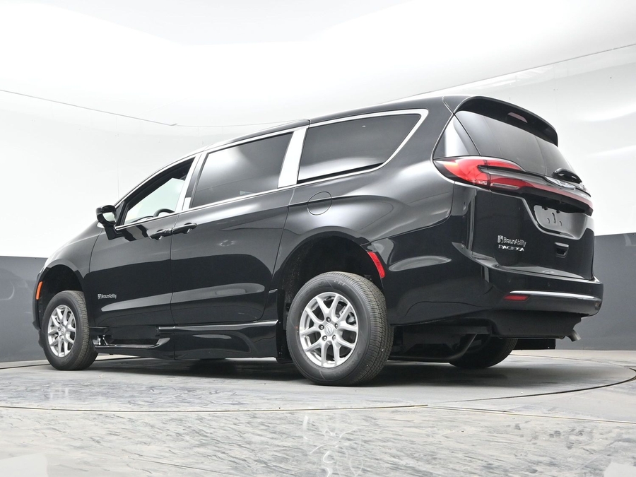 New 2026 Chrysler Pacifica Select Plus - BraunAbility Side Entry Entry In Floor Automatic Ramp