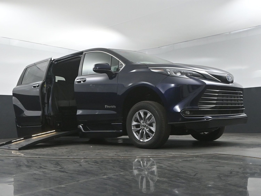 New 2025 Toyota Sienna Hybrid XLE Base - BraunAbility Side Entry Entry Fold Out Automatic Ramp