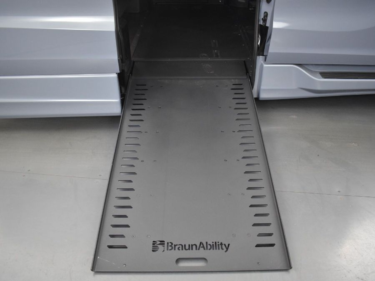 Grey Honda Odyssey image number 10