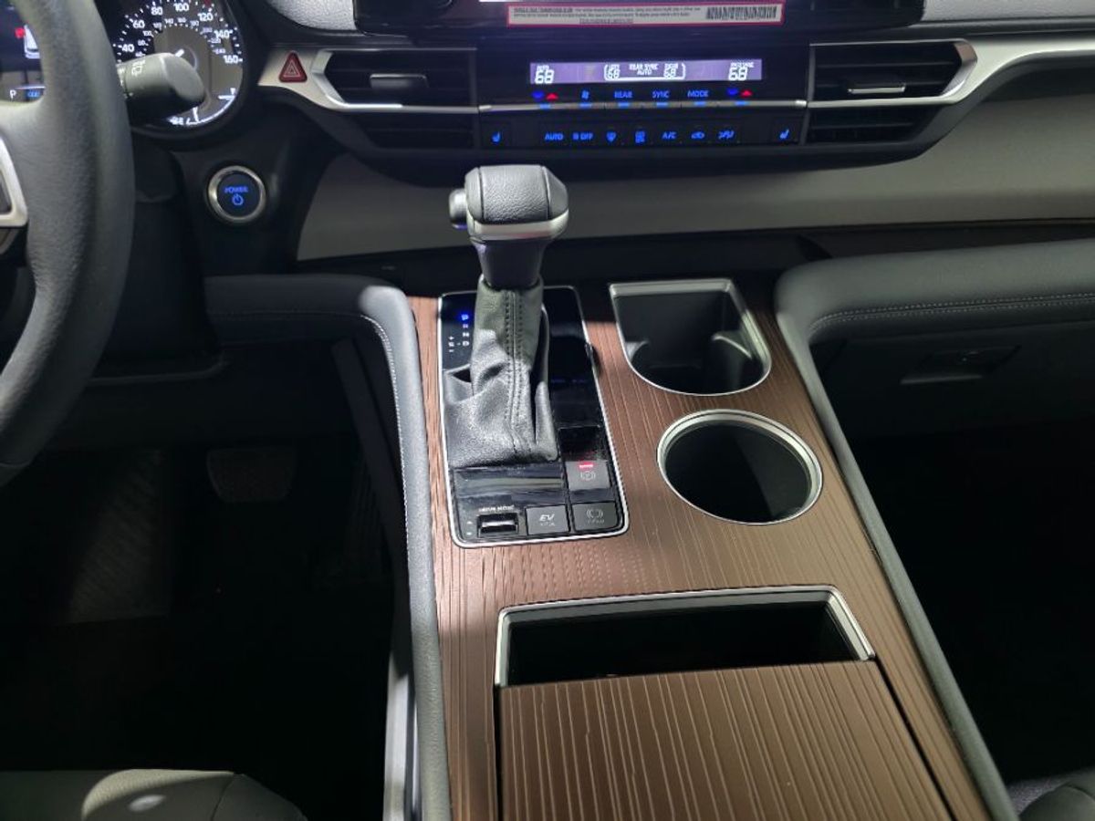 Grey Toyota Sienna image number 32