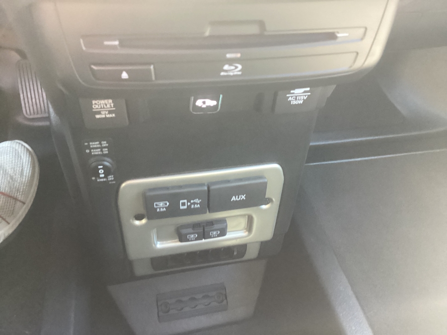White Honda Odyssey image number 20
