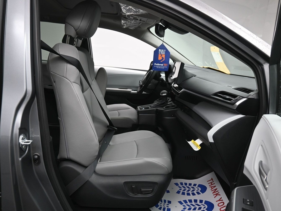 New 2026 Toyota Sienna Hybrid XLE Base - BraunAbility Side Entry Entry Fold Out Automatic Ramp