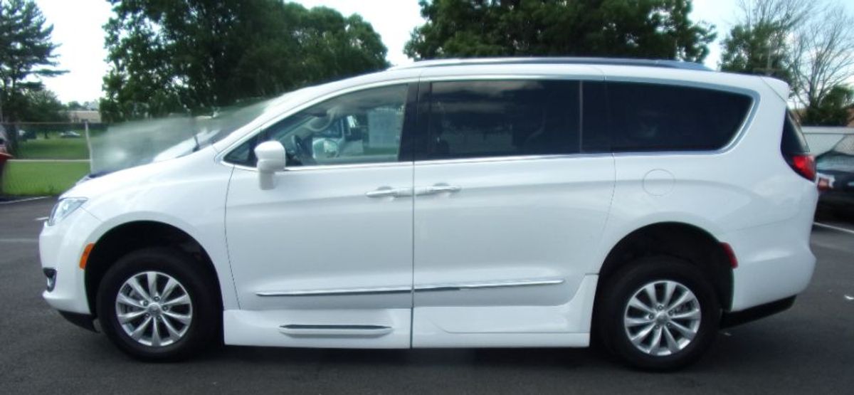 White Chrysler Pacifica image number 3