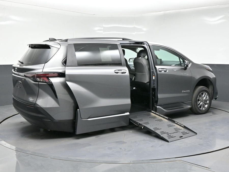 New 2026 Toyota Sienna Hybrid XLE Add - BraunAbility Side Entry Fold Out Automatic Ramp