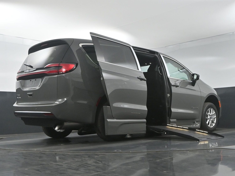 New 2025 Chrysler Pacifica Select Safety - BraunAbility Side Entry Entry Fold Out Automatic Ramp