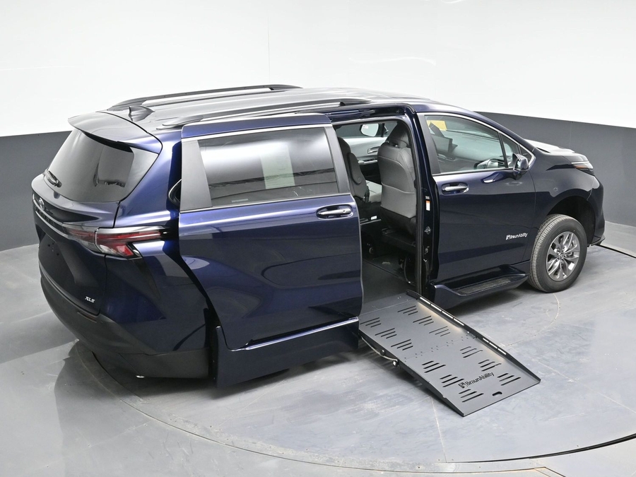 New 2026 Toyota Sienna Hybrid XLE Base - BraunAbility Side Entry Entry Fold Out Automatic Ramp