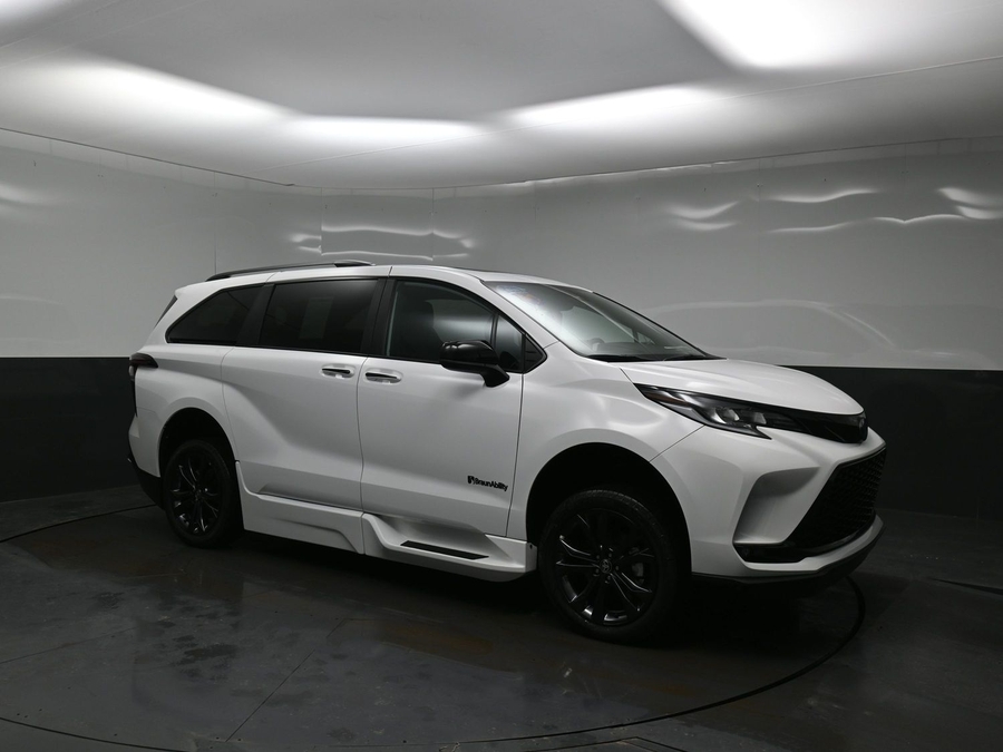 New 2025 Toyota Sienna Hybrid XSE Sport - BraunAbility Side Entry Entry In Floor Automatic Ramp