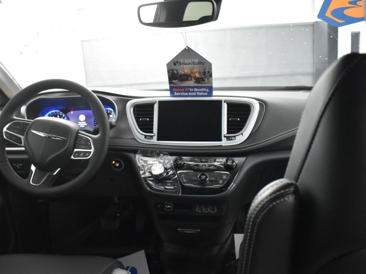 Black Chrysler Pacifica image number 12