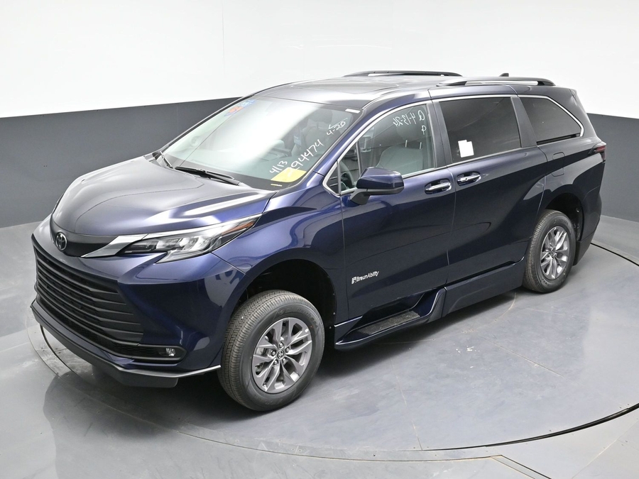 New 2026 Toyota Sienna Hybrid XLE Add - BraunAbility Side Entry Entry In Floor Automatic Ramp