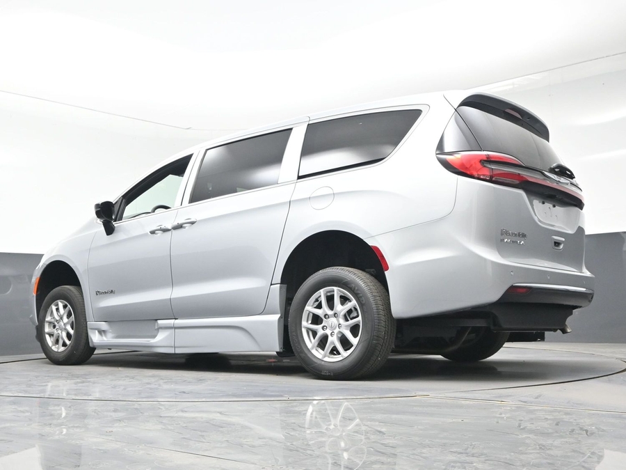 New 2026 Chrysler Pacifica Select Safety - BraunAbility Side Entry Entry Fold Out Automatic Ramp