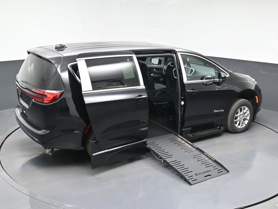Black Chrysler Pacifica image number 22