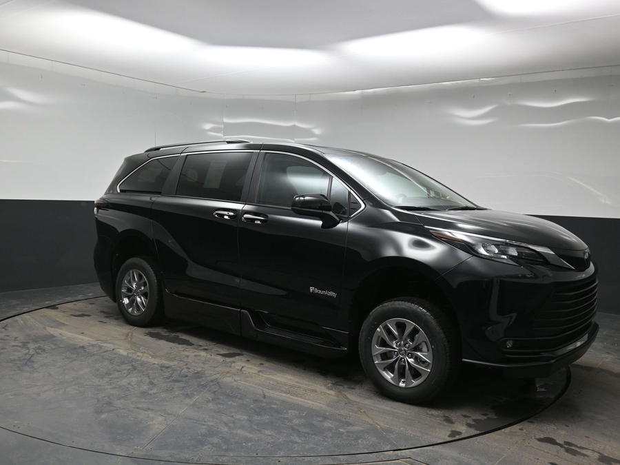 New 2026 Toyota Sienna Hybrid XLE Base - BraunAbility Side Entry Entry Fold Out Automatic Ramp