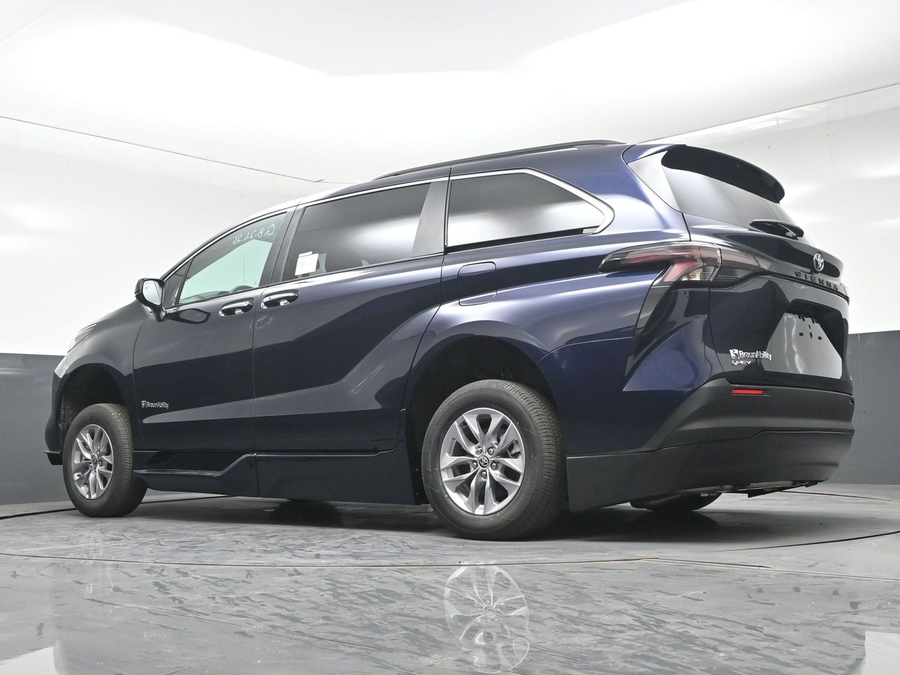 New 2026 Toyota Sienna Hybrid XLE Base - BraunAbility Side Entry In Floor Automatic Ramp