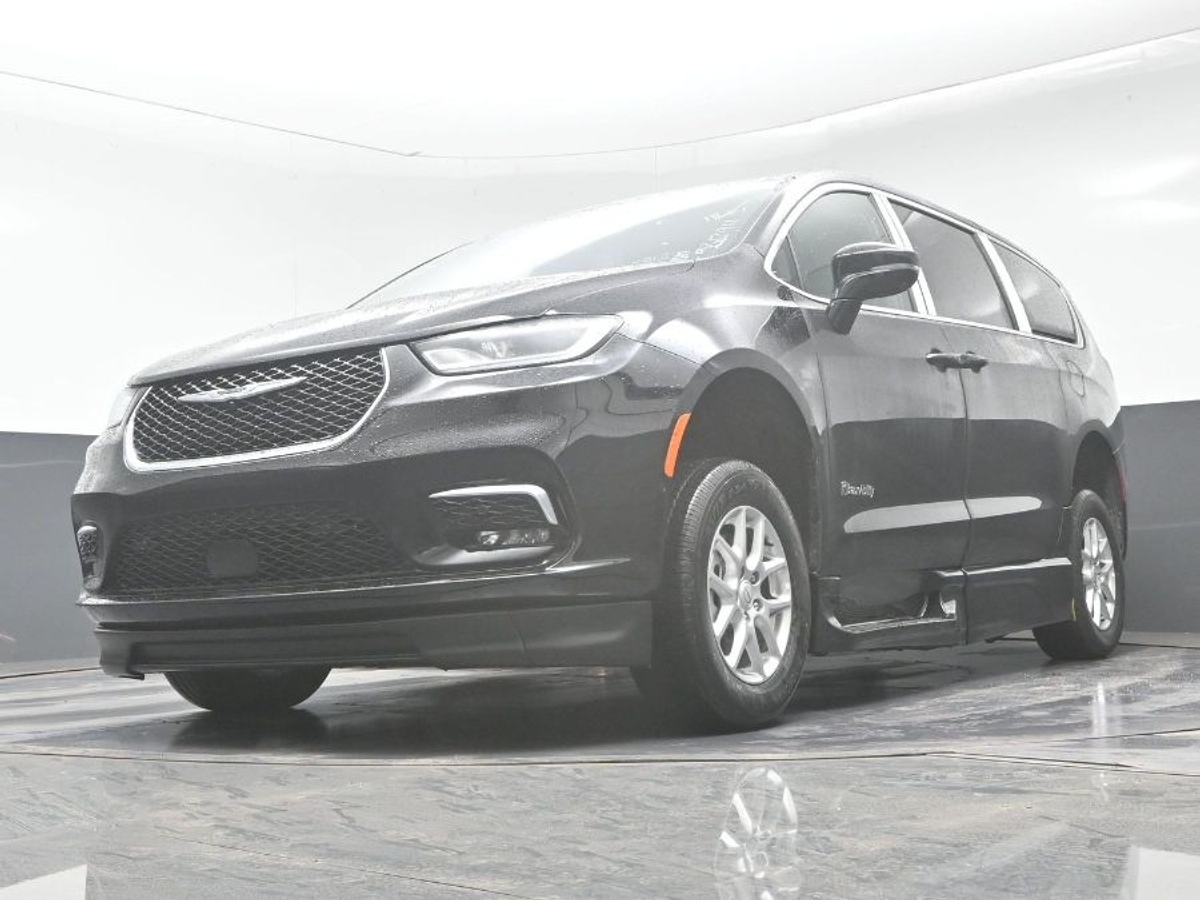 Black Chrysler Pacifica image number 19