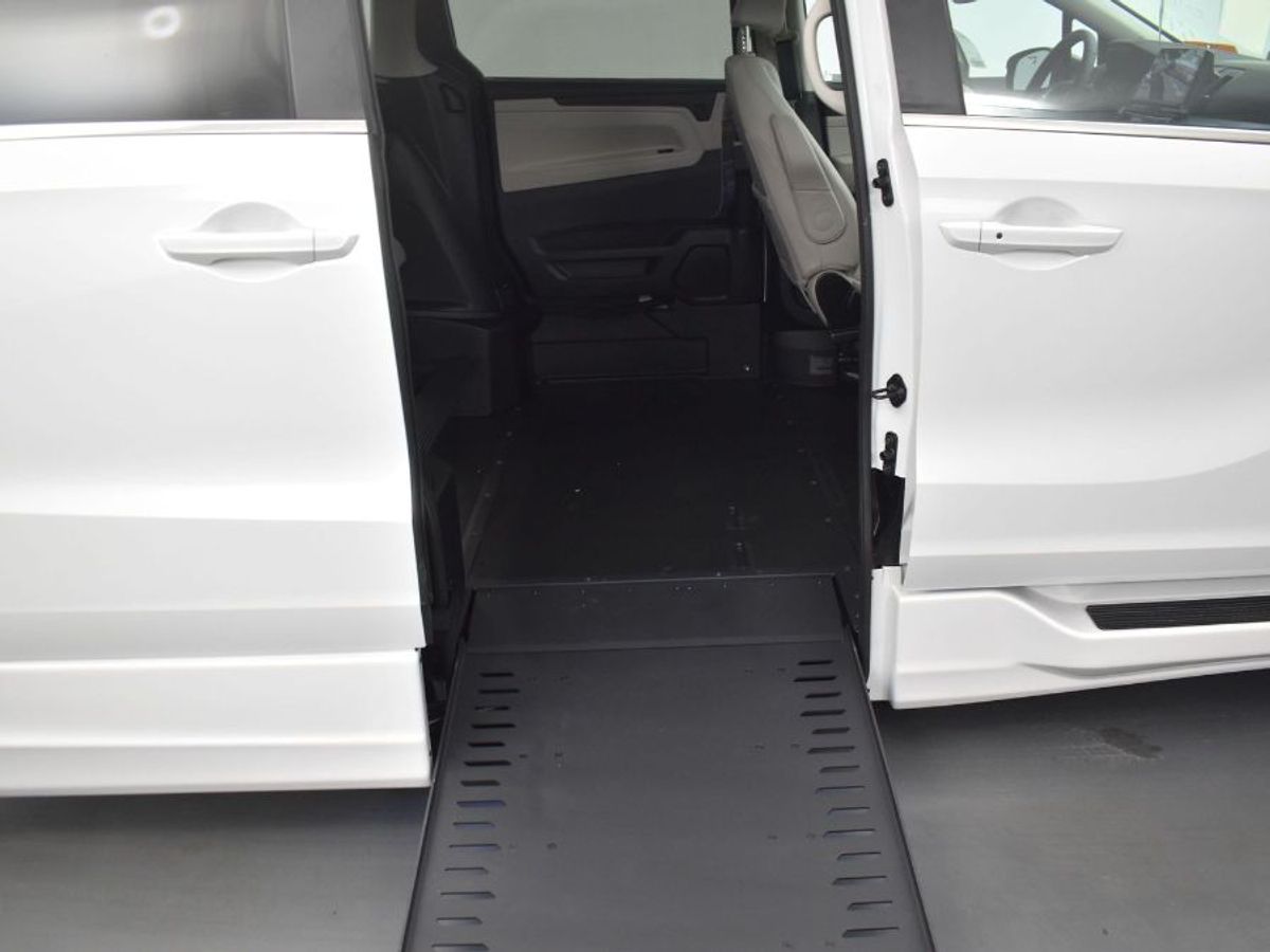 White Honda Odyssey image number 11