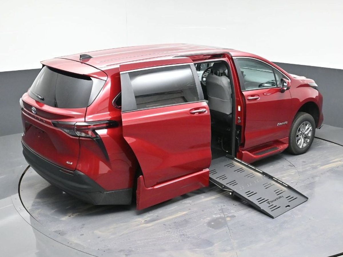 2025 TOYOTA SIENNA - Image 26