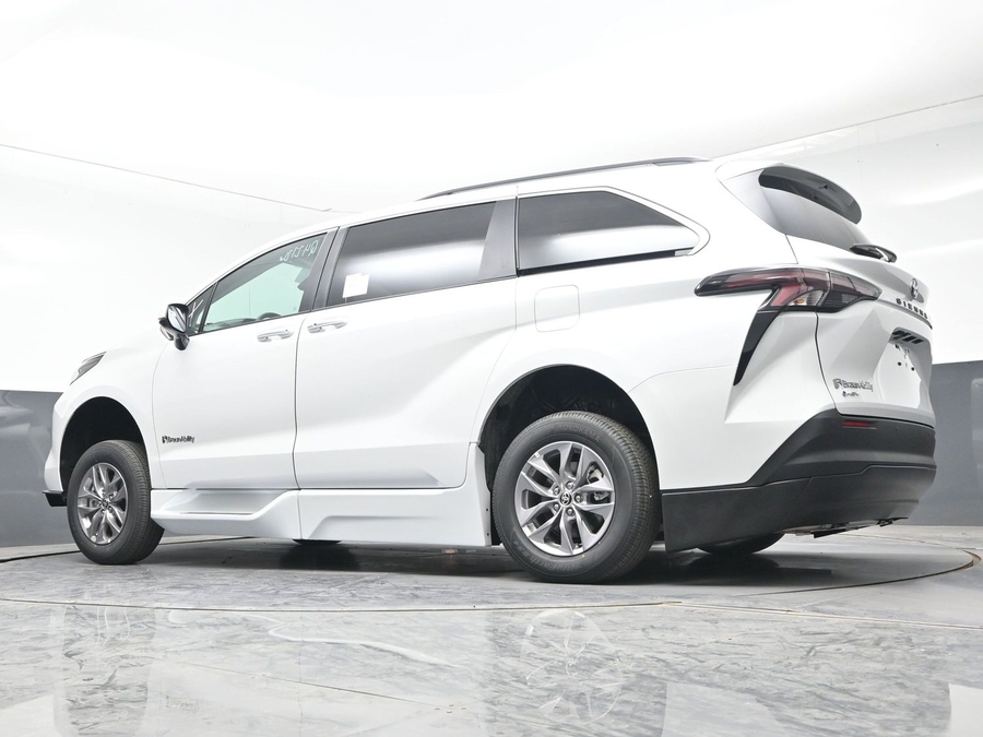 New 2026 Toyota Sienna Hybrid XLE Base - BraunAbility Side Entry Entry Fold Out Automatic Ramp