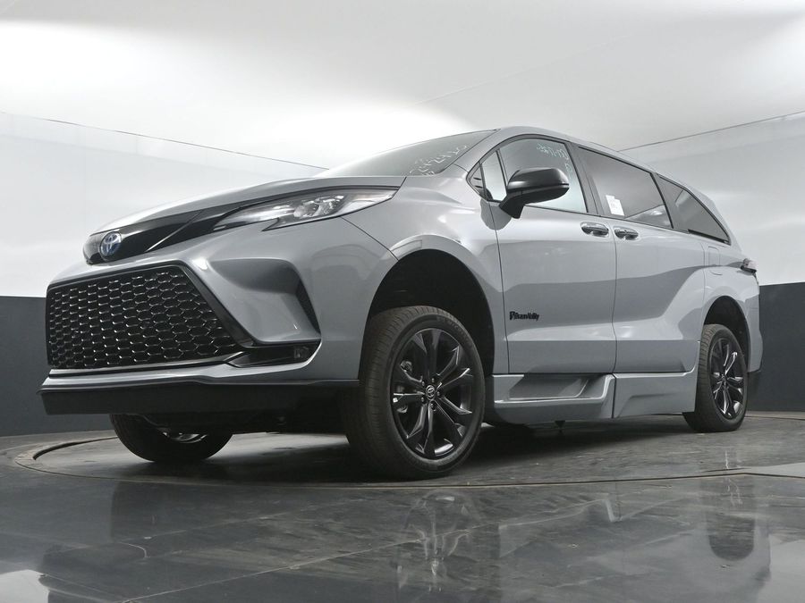 New 2025 Toyota Sienna Hybrid XSE Sport - BraunAbility Side Entry Entry In Floor Automatic Ramp