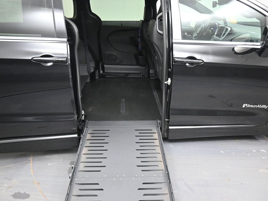 Black Chrysler Pacifica image number 10