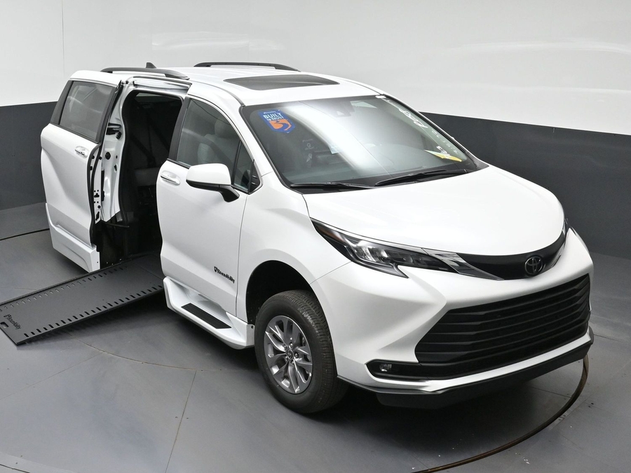 White Toyota Sienna image number 19