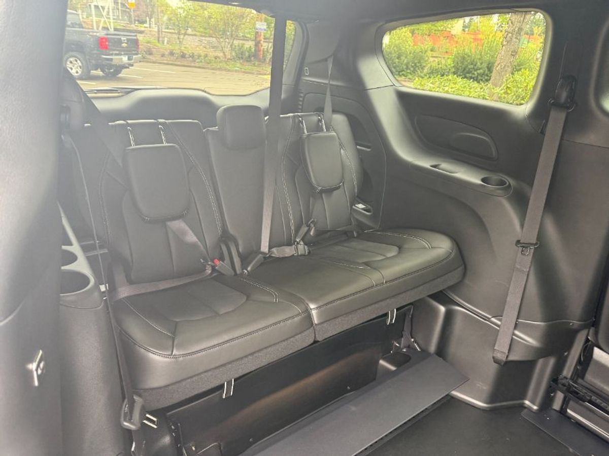 Número de imagen Chrysler Pacifica negro 13