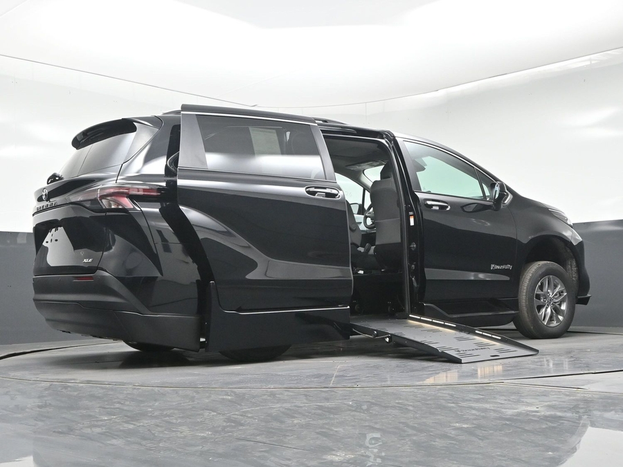 Black Toyota Sienna image number 21