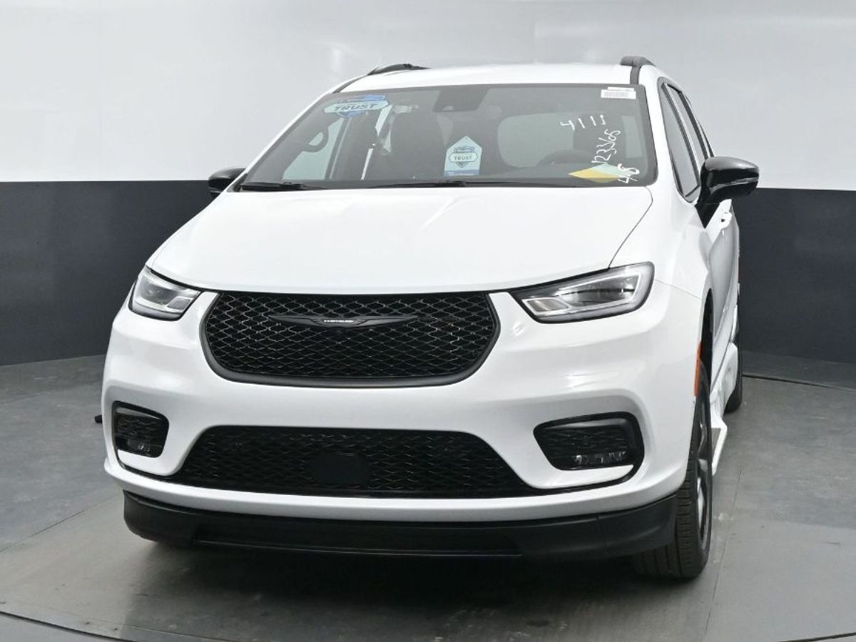 White Chrysler Pacifica image number 18