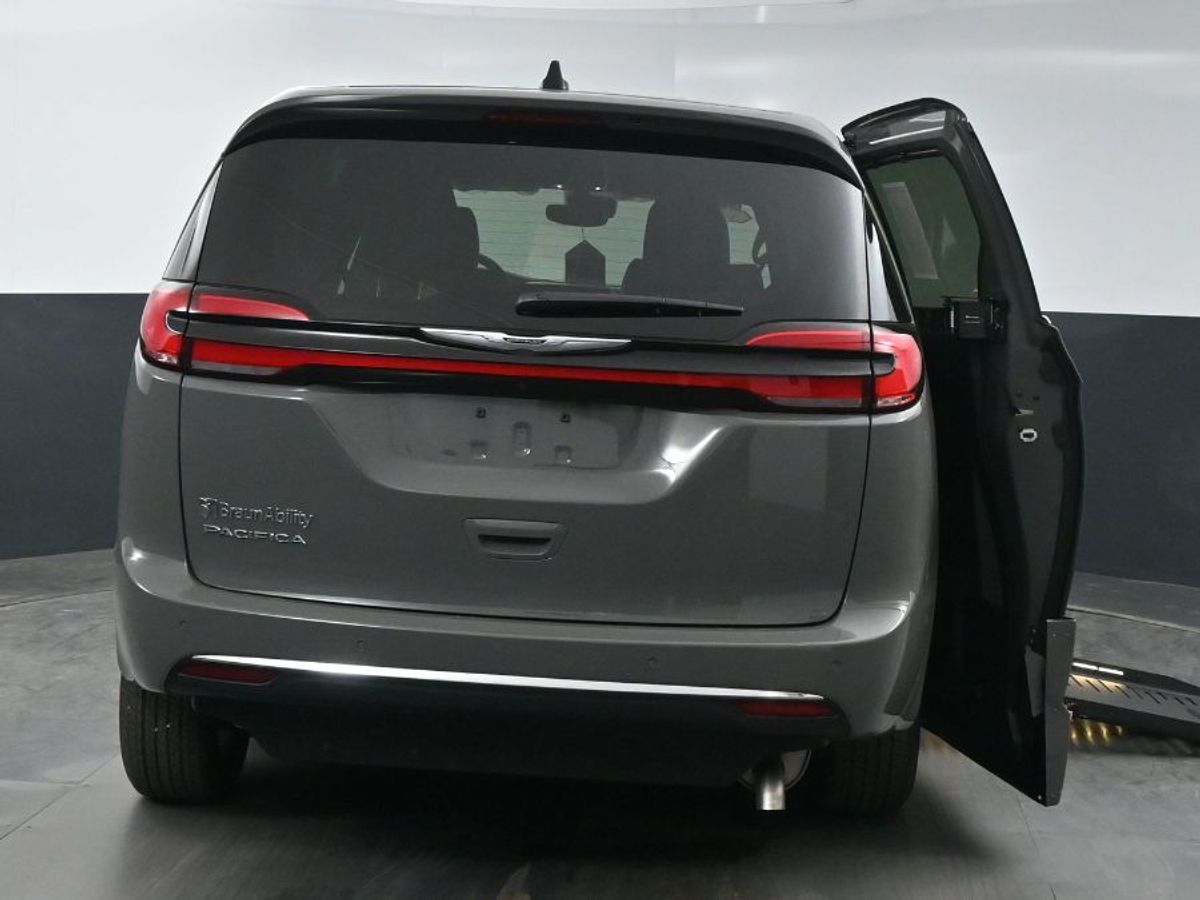Grey Chrysler Pacifica image number 22