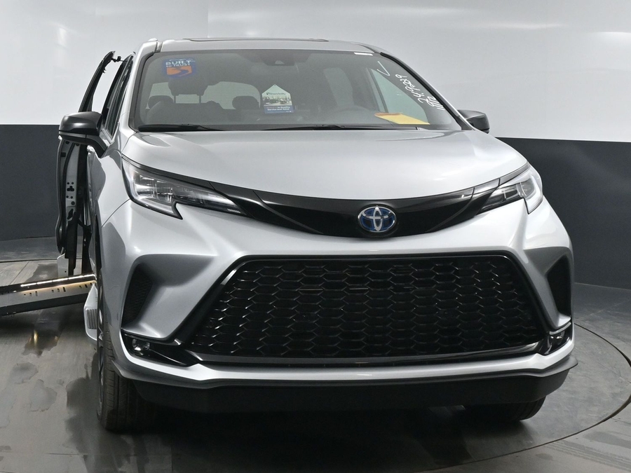 New 2025 Toyota Sienna Hybrid XSE - BraunAbility Side Entry Entry Fold Out Automatic Ramp