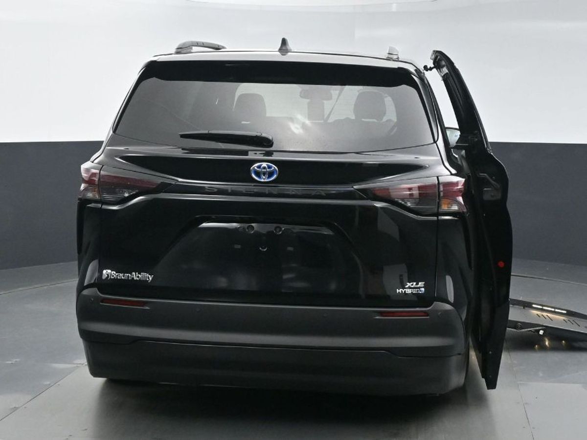 Imagen de la Toyota Sienna negra número 22