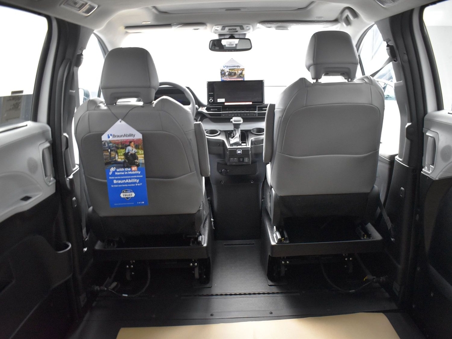 New 2025 Toyota Sienna Hybrid XLE Base - BraunAbility Side Entry Entry In Floor Automatic Ramp