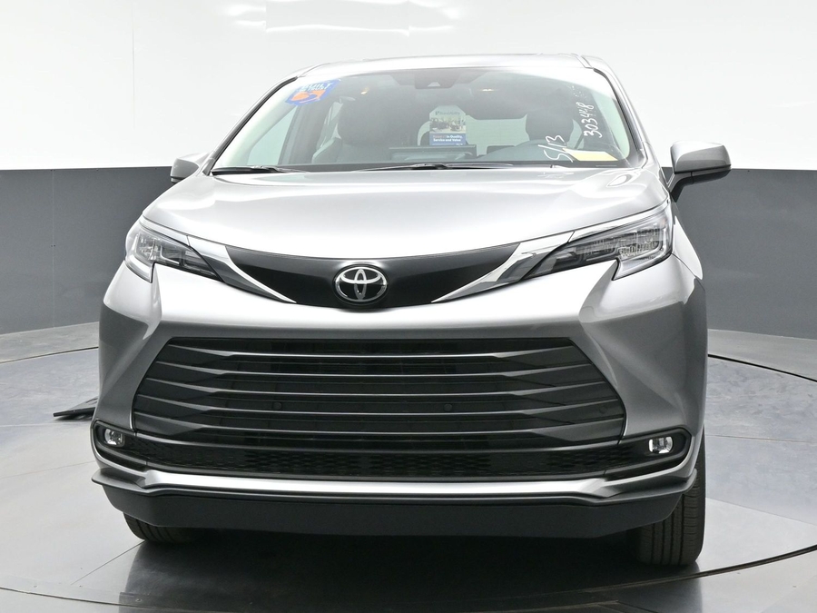 Grey Toyota Sienna image number 5