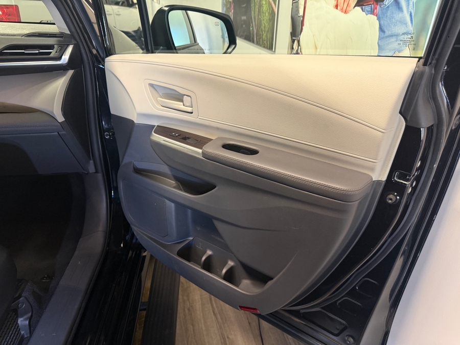 Imagen de la Toyota Sienna negra número 11