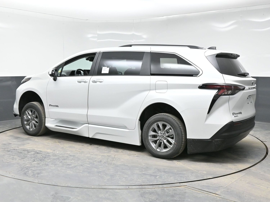 New 2026 Toyota Sienna Hybrid XLE Base - BraunAbility Side Entry Entry Fold Out Automatic Ramp