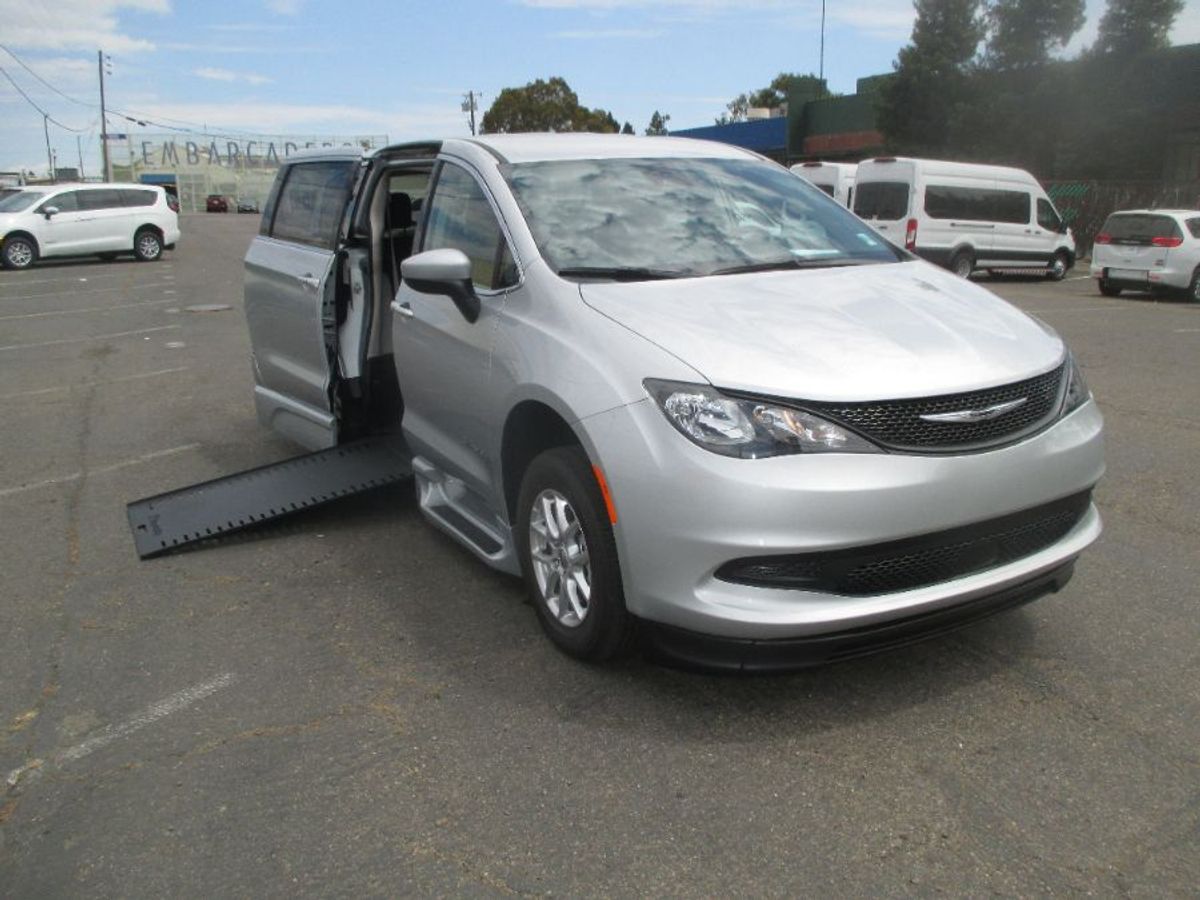 Silver Chrysler Voyager image number 12