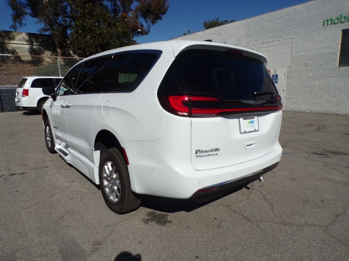2025 CHRYSLER PACIFICA - Image 4