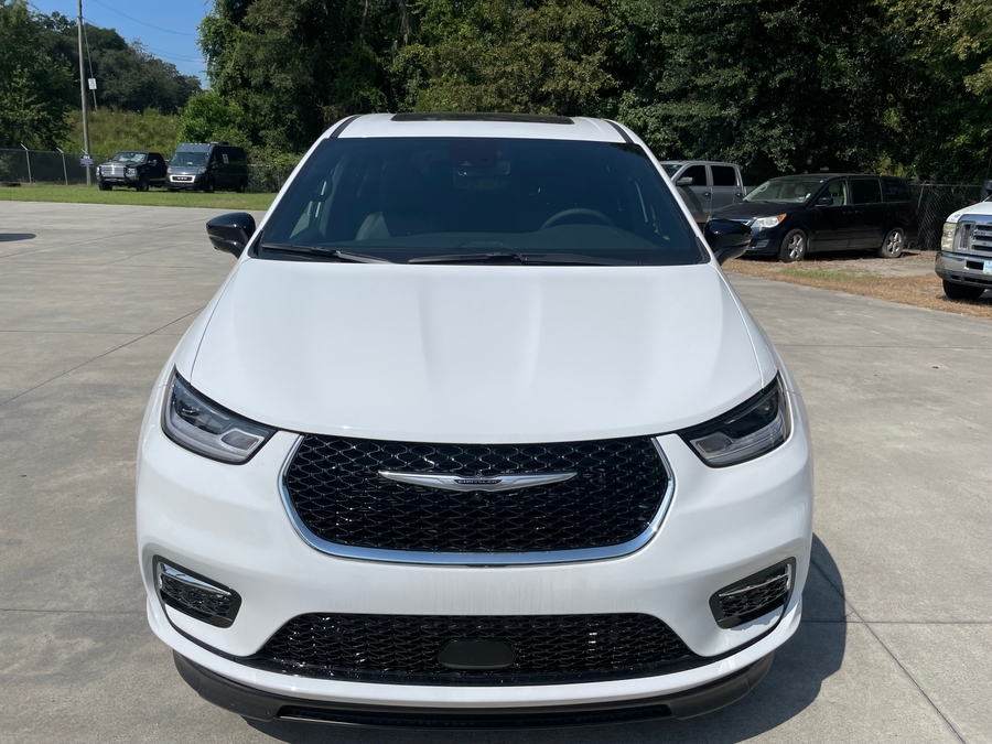 Chrysler Pacifica blanco con rampa plegable automática de entrada lateral