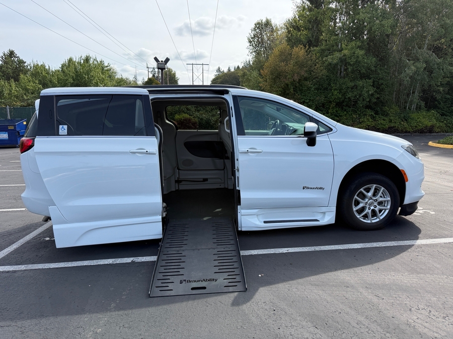 Used 2021 Chrysler Voyager LXi - BraunAbility Side Entry Fold Out Automatic Ramp