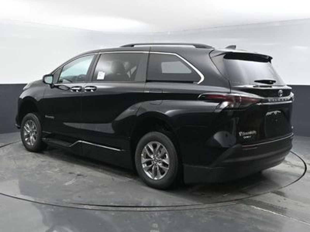Black Toyota Sienna image number 5