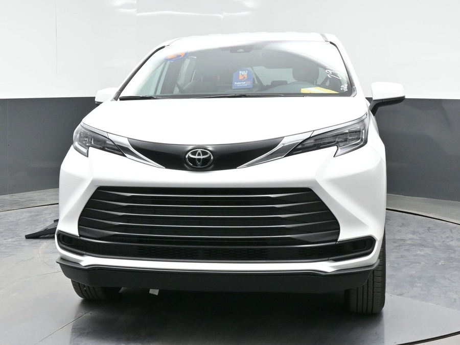 New 2026 Toyota Sienna Hybrid LE - BraunAbility Side Entry Entry Fold Out Automatic Ramp