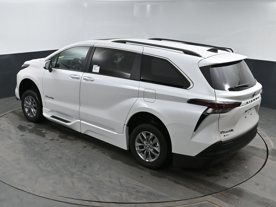New 2025 Toyota Sienna Hybrid XLE Plus - BraunAbility Side Entry Entry Fold Out Automatic Ramp