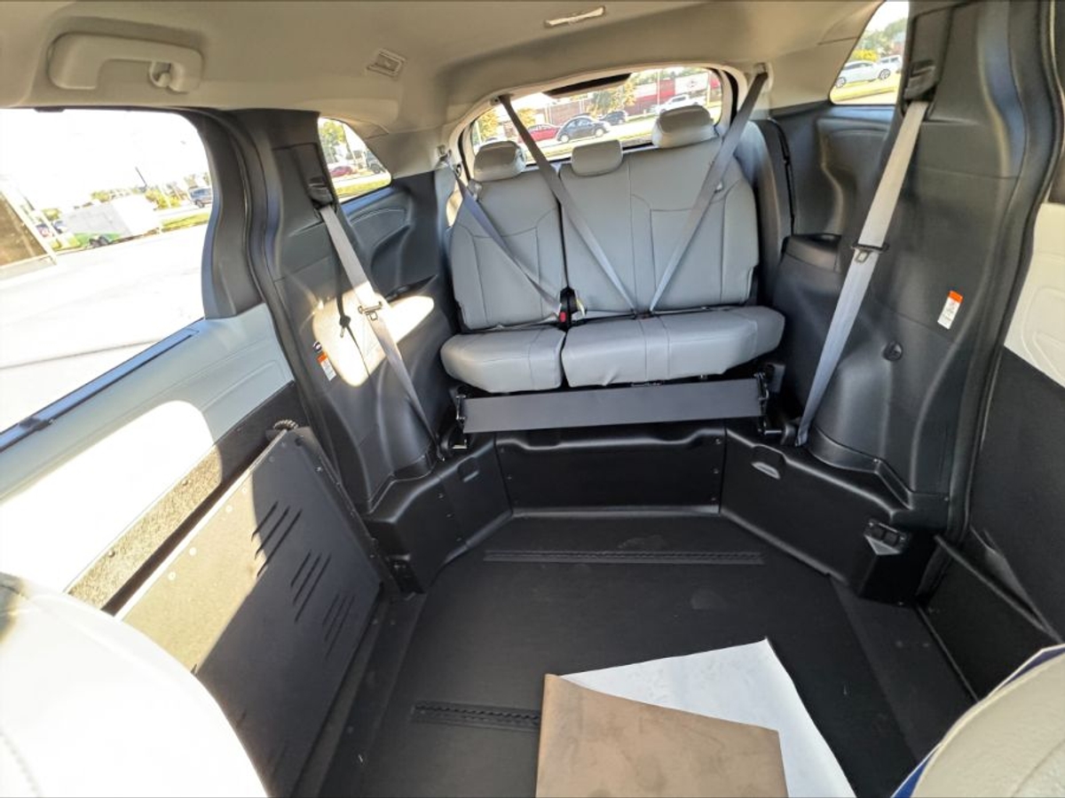 2025 TOYOTA SIENNA - Image 8