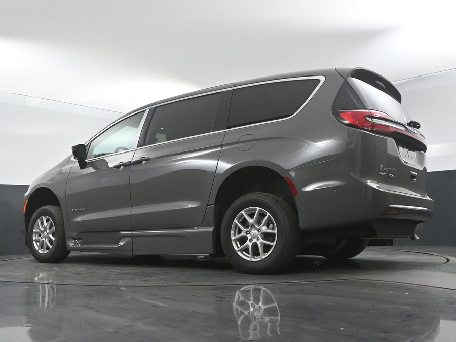New 2025 Chrysler Pacifica Select Safety - BraunAbility Side Entry Entry Fold Out Automatic Ramp