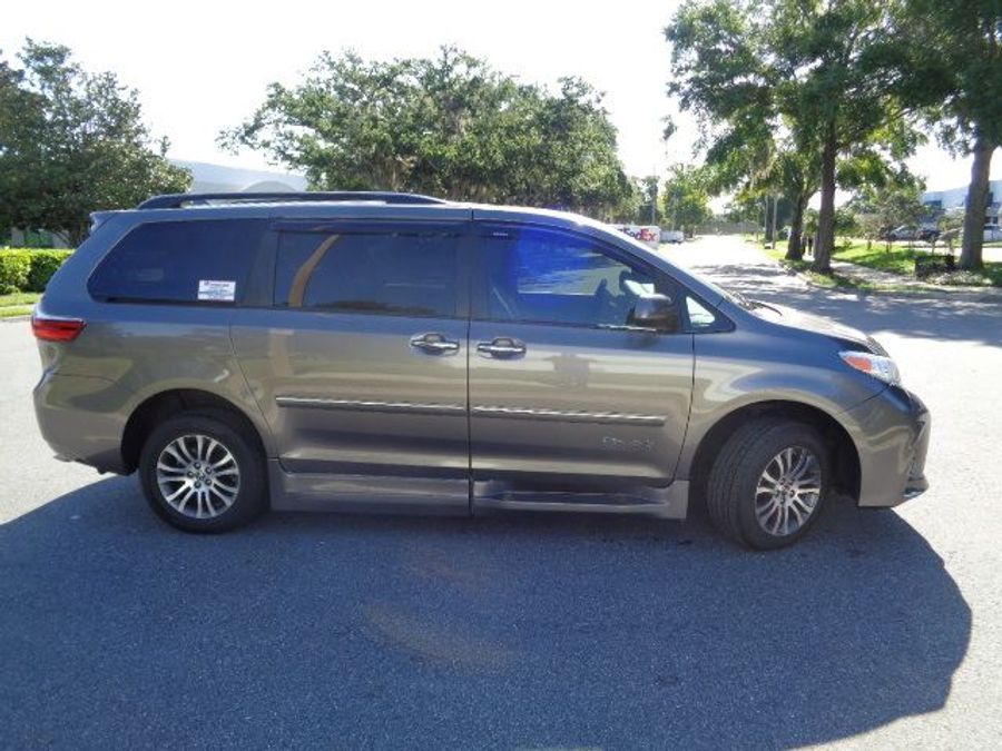 Used 2020 Toyota Sienna XLE Base - BraunAbility Side Entry Entry Fold Out Automatic Ramp